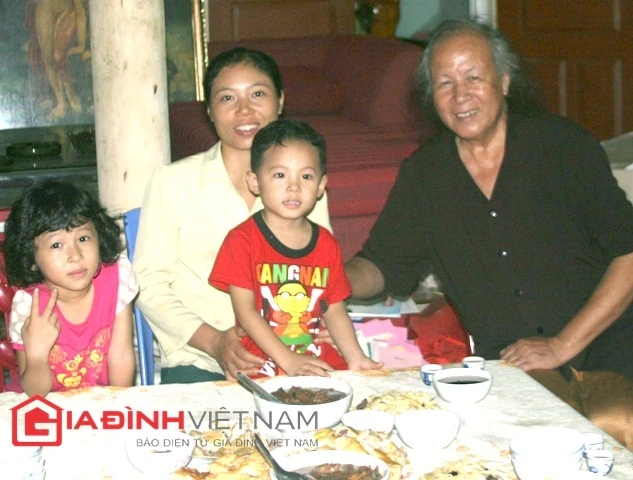 Gia đình ông Trọng xum vầy bên bữa cơm tối (