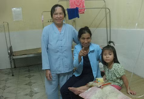 Bà Thơm đi phát quà cho bệnh nhân tại Bệnh viện Đa khoa huyện Vĩnh Lộc.