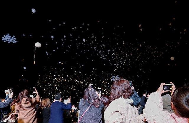 Người dân Tokyo thả bóng bay mang ước nguyện lên trời