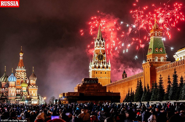 Pháo hoa rực rỡ trên điện Kremlin, Moscow trong lễ mừng năm mới, vào ngày 1 tháng 1 năm 2020