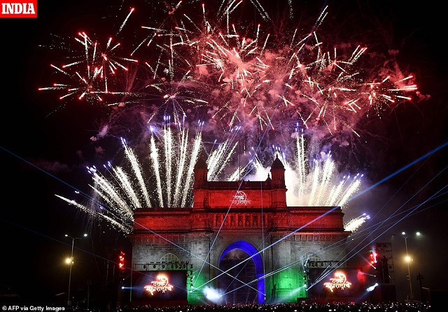 Pháo hoa trên tượng đài Cổng Ấn Độ vào ngày đầu năm mới ở Mumbai