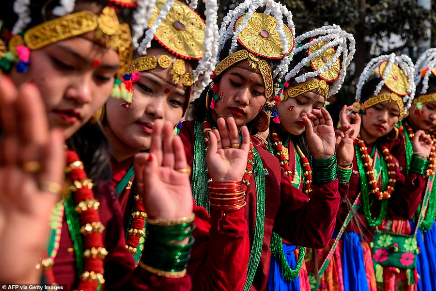 Các thành viên của cộng đồng Gurung mặc trang phục truyền thống biểu diễn khi họ tham gia vào một buổi lễ mừng năm mới được gọi là 'Tamu Lhosar' ở Kathmandu, Nepal