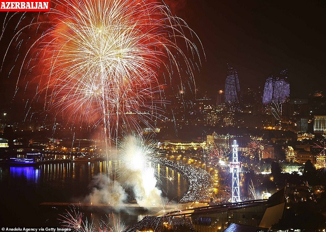 Pháo hoa thắp sáng bầu trời ở Baku, Azerbaijan