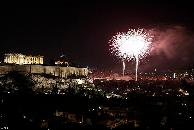 Pháo hoa thắp sáng bầu trời Athen trong lễ đón năm mới
