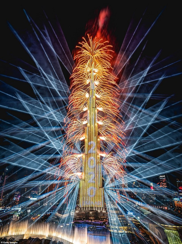 Pháo hoa được bắn tại Burj Khalifa vào đêm giao thừa năm 2019 tại Dubai, Các tiểu vương quốc Ả Rập thống nhất