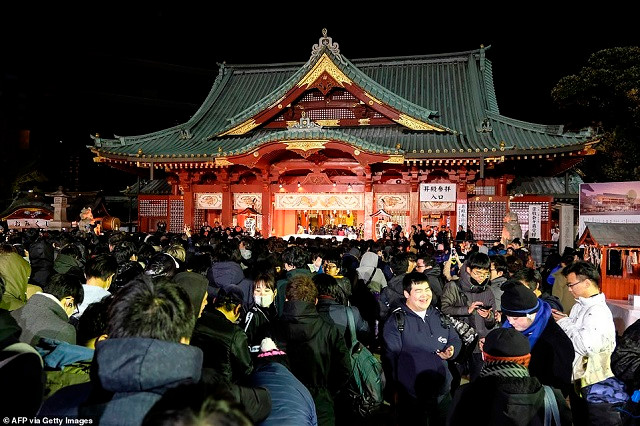 Người Nhật Bản đến chùa mong bình an cho một năm mới.