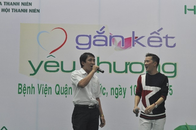 Đàm Vĩnh Hưng giản dị trong “Gắn kết yêu thương” ảnh 10 Đàm Vĩnh Hưng song ca cùng bác sĩ tại bệnh viện quận Thủ Đức
