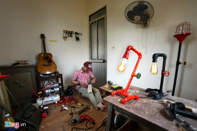 Hình ảnh tại xưởng sản xuất rộng khoảng 10 m2 (Thạch Bàn, Gia Lâm, Hà Nội) của Nguyễn Tiến Đạt. Thanh niên này có niềm đam mê chế tạo đèn bàn, đèn trang trí theo phong cách của riêng. Chàng trai biến đồ gỗ thừa, ống nước thành bóng đèn độc đáo