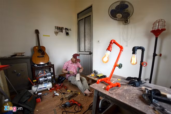 Chàng trai biến đồ gỗ thừa, ống nước thành bóng đèn độc đáo