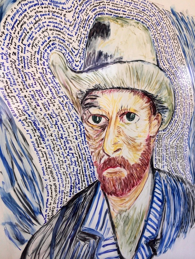Chân dung họa sĩ Van Gogh vẽ bằng ghi chú môn Hóa học. Chân dung họa sĩ Van Gogh được làm bằng ghi chú của môn Hóa học.