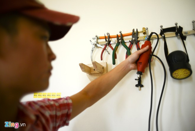 Đầu năm 2015, sau khi xin nghỉ tại một công ty thiết kế, Đạt tình cờ phát hiện ra những chiếc đèn làm thủ công khi lang thang cùng bạn bè tại một quán cà phê. Cảm thấy lạ mắt và thích thú, anh tự hỏi: "nếu mình làm hoàn thiện, tỉ mỉ hơn sẽ rất tuyệt vời, thử xem sao". Chàng trai biến đồ gỗ thừa, ống nước thành bóng đèn độc đáo