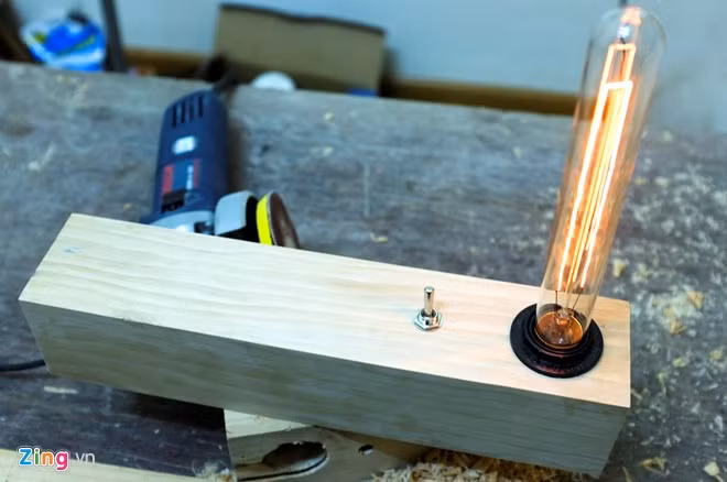 Chàng trai biến đồ gỗ thừa, ống nước thành bóng đèn độc đáo