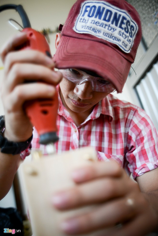 Bước vào kinh doanh là một chuyện hoàn toàn khác đối với Đạt. Anh đầu tư một loạt các dụng cụ và máy móc làm mộc, thiết kế ống nước như: máy cưa bàn, máy bào cuốn, cưa đĩa, máy khoan 13 mm, ghép mộng, máy mài lỗ... cùng các dụng cụ bảo hộ lao động như găng tay, kính, quần áo, mặt lạ phòng độc... Nguồn vốn ban đầu khá eo hẹp, lại mới nghỉ việc, đôi lúc Đạt cũng lo lắng không biết mình có thành công hay không. Tuy nhiên, càng ngày anh càng nhận được nhiều đơn hàng của bạn bè và khách lạ. Điều này khiến anh tự tin và quyết tâm hơn. Chàng trai biến đồ gỗ thừa, ống nước thành bóng đèn độc đáo