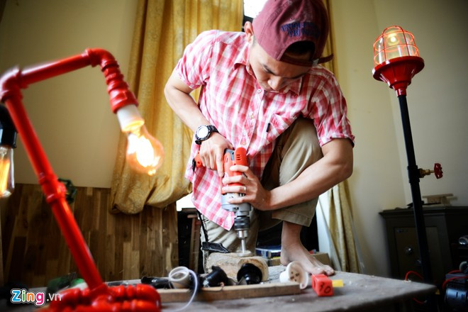 Khó khăn lớn nhất là chưa thấy có ai làm nên Đạt phải mày mò từ đầu, rất mất thời gian. Anh lang thang khắp các xưởng gỗ, nhà máy sản xuất ống nước để biết những chi tiết, linh kiện. Anh cũng dạo khắp các showroom nội thất để nghiên cứu các chi tiết đèn, mua một số đèn mẫu về phá để biết cấu tạo. Chàng trai biến đồ gỗ thừa, ống nước thành bóng đèn độc đáo