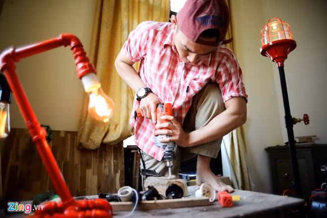 Chàng trai biến đồ gỗ thừa, ống nước thành bóng đèn độc đáo