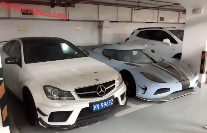 Mercedes-Benz C63 AMG Black Series bên cạnh Koenigsegg Agera R màu xanh đen khác. Chiếc Agera R màu xanh này là phiên bản hàng hiếm, chỉ có một chiếc dành cho khách hàng Trung Quốc. Model cũng từng xuất hiện tại triển lãm Thượng Hải Auto Show 2013. Garage với loạt siêu xe khủng ở Thượng Hải
