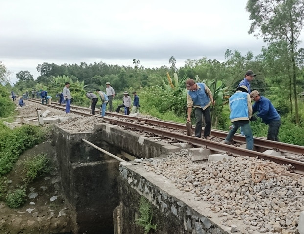 Hàng trăm công nhân đang nổ lực hết sức để khắc phục sự cố trên cung đường sắt bị hỏng và sớm trả lại tốc độ chạy tàu quy định quốc gia là 90km/h