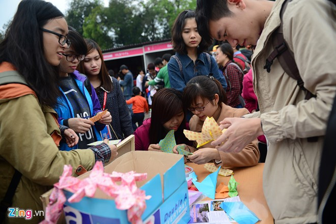 Bên cạnh sân khấu biểu diễn chính, lễ hội còn có các gian hàng giới thiệu ẩm thực và các trò chơi Nhật Bản như Okonomi-yaki, Tako-yaki... hoặc kỹ thuật cắt giấy đặc trưng. Lễ hội diễn ra trong hai ngày 11 và 12/4, mở cửa miễn phí. Võ sĩ sumo đấu vật giữa Hoàng thành Thăng Long