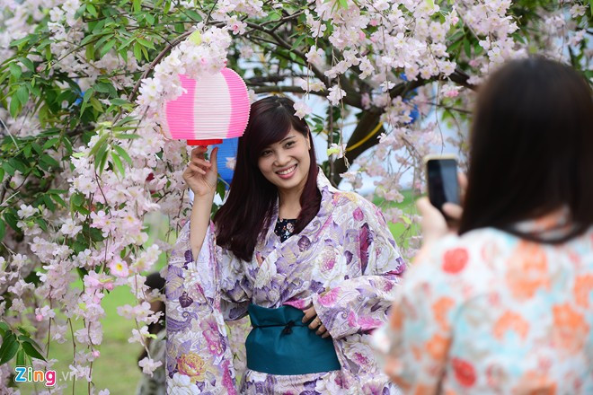 Các cô gái Việt tha hồ diện kimono chụp ảnh bên cây hoa anh đào tượng trưng. Võ sĩ sumo đấu vật giữa Hoàng thành Thăng Long
