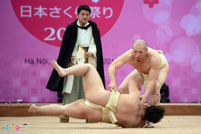 Sumo là môn thể thao đã có lịch sử 2000 nghìn năm, vừa là môn thể thao truyền thống vừa là nét văn hóa đặc trưng của đất nước, con người Nhật Bản. Võ sĩ sumo đấu vật giữa Hoàng thành Thăng Long