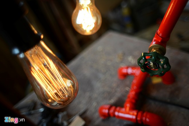 Loại bóng sợi đốt cổ điển có đui đồng nguyên chất này cũng khá khó mua trên thị trường. Khách có thể lựa chọn hình dáng như bóng quả lê, quả nhót, ống sáo... Chàng trai biến đồ gỗ thừa, ống nước thành bóng đèn độc đáo