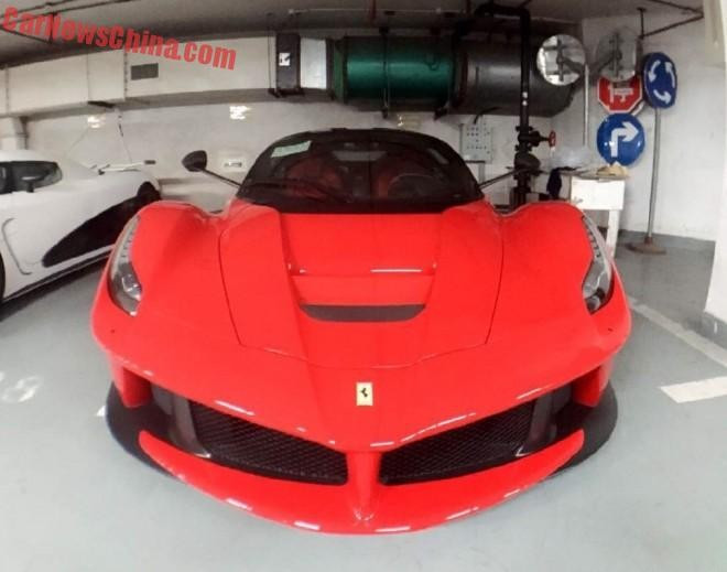 Giới siêu giàu ở Thượng Hải khá nổi tiếng với các bộ sưu tập siêu xe hàng khủng. Tại một garage ở đây, người ta có thể kể ra những cái tên đình đám như Ferrari LaFerrari. Siêu xe này có mức giá 22,5 triệu tệ, tương đương khoảng 3,67 triệu USD. Garage với loạt siêu xe khủng ở Thượng Hải