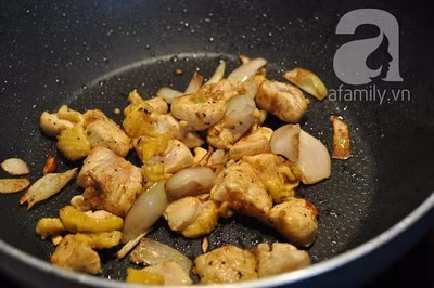 Trút thịt gà vào đảo đều.