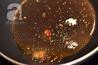 Chuẩn bị chảo dầu nóng, cho ớt khô (hoặc ớt bột) và hành khô vào phi thơm.