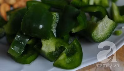 Hành khô cắt múi cau, ớt chuông cắt miếng vừa ăn.