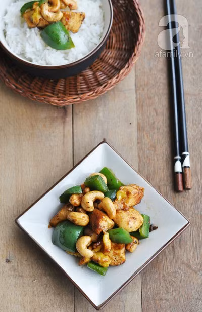 Lấy gà xào hạt điều ra đĩa, dùng với cơm trắng.