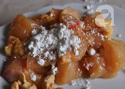 Ướp thịt gà với 1 muỗng canh bột bắp, 1 muỗng canh dầu mè, 1 muỗng cafe bột nêm, 1/2 muỗng cafe ngũ vị hương.