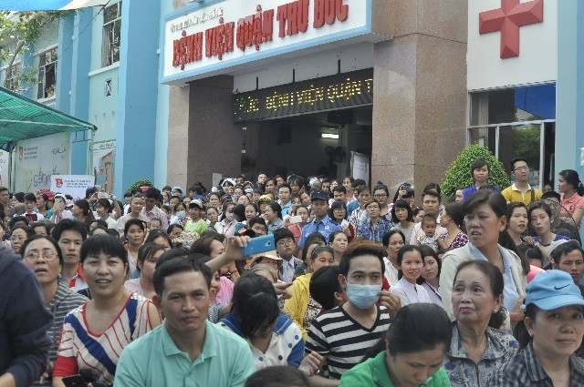 Đàm Vĩnh Hưng giản dị trong “Gắn kết yêu thương” ảnh 5 Rất đông mọi người đến nghe các thần tượng mình hát
