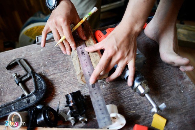 Mày mò trên Internet, anh phát hiện có trường phái sản xuất đèn kiểu này trên thế giới, gọi tắt là DIY. Anh liền bắt tay vào làm. Chàng trai biến đồ gỗ thừa, ống nước thành bóng đèn độc đáo