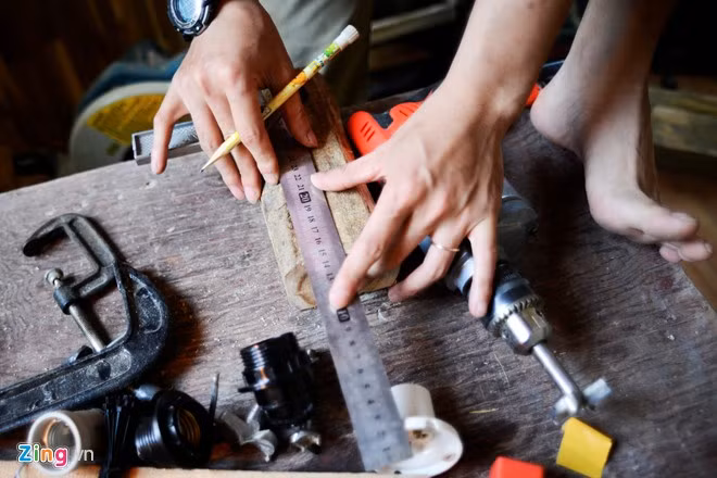 Chàng trai biến đồ gỗ thừa, ống nước thành bóng đèn độc đáo