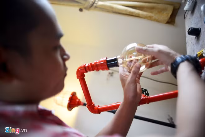 Chàng trai biến đồ gỗ thừa, ống nước thành bóng đèn độc đáo