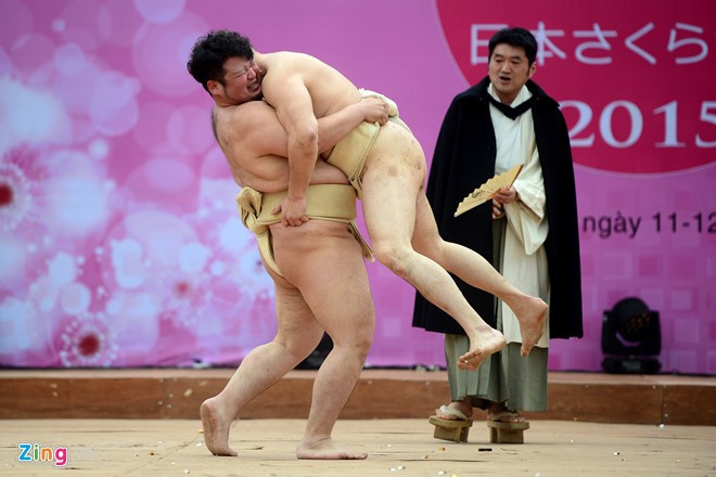 Không chỉ biểu diễn các động tác tập luyện cơ bản, họ còn thi đấu trước hàng nghìn khán giả Việt. Những võ sĩ này nặng hơn 100kg, dùng mọi chiến thuật để nhấc bổng hoặc tìm cách đẩy đối thủ ra khỏi vòng tròn. Võ sĩ sumo đấu vật giữa Hoàng thành Thăng Long