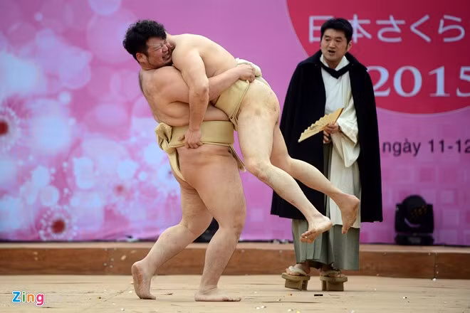 Võ sĩ sumo đấu vật giữa Hoàng thành Thăng Long