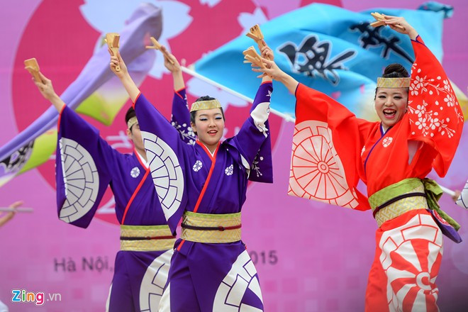 Trên sân khấu cũng diễn ra hàng loạt các hoạt động văn hóa do các nghệ sĩ Việt Nam và Nhật Bản thể hiện. Trong đó nổi bật là điệu múa truyền thống Yosakoi do 13 nhóm, CLB tại Việt Nam biểu diễn cùng của đội khách mời mang tên Maika đến từ Tokyo. Võ sĩ sumo đấu vật giữa Hoàng thành Thăng Long