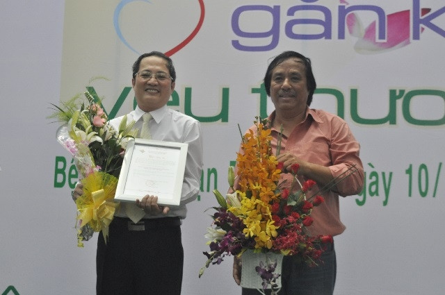 Đàm Vĩnh Hưng giản dị trong “Gắn kết yêu thương” ảnh 11 Giám đốc bệnh viện quận Thủ Đức nhận hoa và kỉ niệm chương của BTC chương trình Gắn kết yêu thương