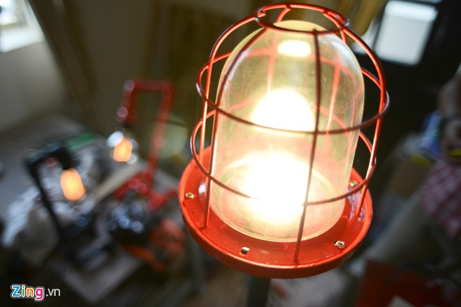 Sản phẩm độc đáo tại xưởng, từ chiếc đèn bão cũ hỏng mua lại ở cửa hàng đồng nát, anh biến nó thành đèn ngủ. Không chỉ giới hạn trong những thiết bị có sẵn, Đạt còn mày mò tìm kiếm những vật dụng thừa cũ để trang trí thêm cho sản phẩm. Chàng trai biến đồ gỗ thừa, ống nước thành bóng đèn độc đáo