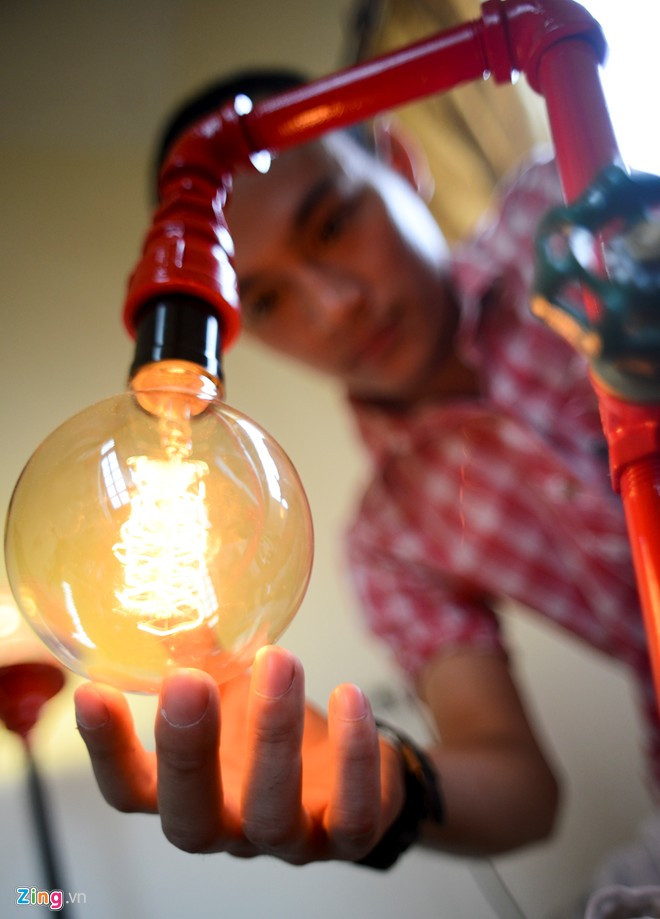 Đèn của anh có giá bán từ 300.000 đồng đến vài triệu mỗi chiếc tùy. Nó sử dụng bóng sợi đốt cổ điển Edison nhập ngoại, vừa mang tính thẩm mỹ cao vừa bền, nhìn không bị chói mắt và không quá nóng. Chàng trai biến đồ gỗ thừa, ống nước thành bóng đèn độc đáo