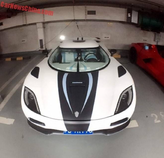 Bên cạnh màu đen, trắng, chiếc Agera R còn được điểm xuyết bằng dải màu xanh da trời từ nắp ca-pô đến các ghế ngồi trong cabin. Mẫu xe này có thể tăng tốc 0-100 km/h trong 2,8 giây trước khi đạt tốc độ tối đa 440 km/h. Garage với loạt siêu xe khủng ở Thượng Hải