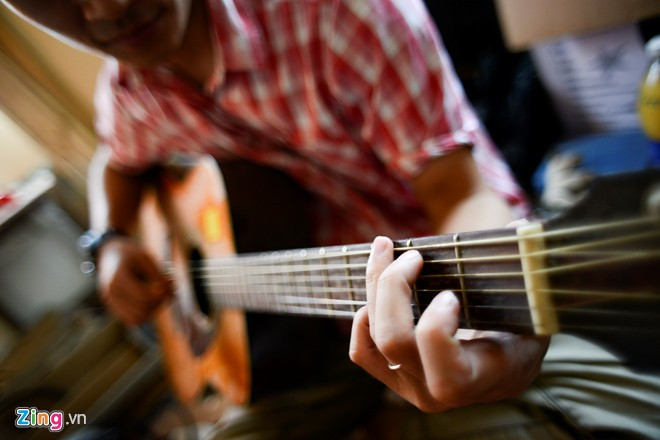 Đạt thường xuyên phải làm qua đêm để kịp giao hàng cho khách nên những lúc mệt mỏi và buồn ngủ anh chơi vài bản nhạc. Trước đó, anh tốt nghiệp Đại học Xây dựng HN (khoa Kiến trúc và Quy hoạch), từng trải qua nhiều công việc trong lĩnh vực kiến trúc như quy hoạch, công trình, nội thất. Anh còn làm diễn họa 3D, chụp ảnh, in ấn. Giờ đây, khởi đầu cho công việc hoàn toàn mới lạ, anh rất hào hứng. Chàng trai biến đồ gỗ thừa, ống nước thành bóng đèn độc đáo