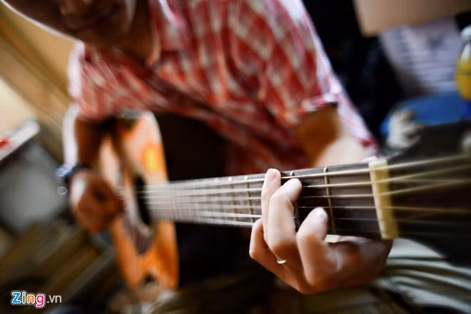 Chàng trai biến đồ gỗ thừa, ống nước thành bóng đèn độc đáo