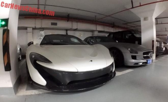 Một chiếc McLaren P1 màu trắng và Mercedes-Benz SLS màu bạc. P1 có mức giá 12,6 triệu tệ, tương đương khoảng 2,02 triệu USD. Số lượng P1 lộ diện ở Trung Quốc cũng khoảng 6 chiếc. P1 được trang bị động cơ tăng áp kép V8, dung tích 3,8 lít, sản sinh 727 mã lực, 719 Nm. Một motor điện 176 mã lực, 260 Nm giúp nâng tổng công suất 903 mã lực và mô-men xoắn 978 Nm. Siêu xe có thể tăng tốc 0-100 km/h trong 2,8 giây trước khi đạt tốc độ tối đa 349 km/h. Garage với loạt siêu xe khủng ở Thượng Hải