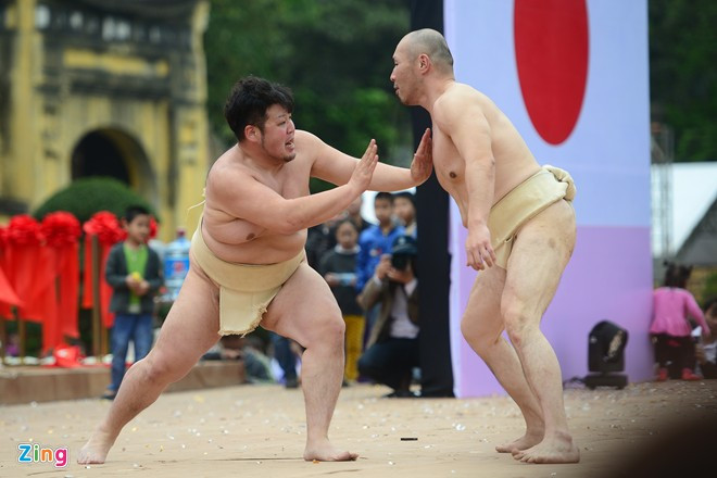 Điều thú vị của lễ hội năm nay là sự góp mặt của các võ sĩ sumo to béo. Các anh đóng khố thi đấu ngay giữa sân khấu. Võ sĩ sumo đấu vật giữa Hoàng thành Thăng Long