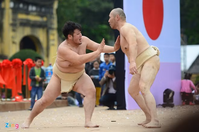 Võ sĩ sumo đấu vật giữa Hoàng thành Thăng Long
