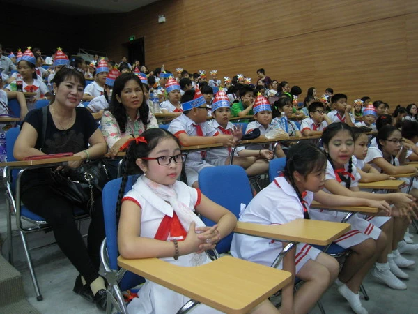 Học sinh, giáo viên hào hứng tham gia các phần thi kiến thức, kỹ năng tham gia giao thông an toàn.