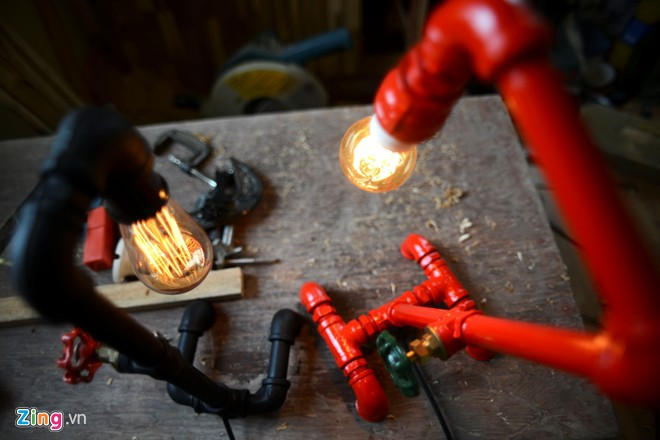 Sản phẩm của anh được làm từ vật liệu bỏ đi như ống nước cũ, gỗ thừa. Chàng trai biến đồ gỗ thừa, ống nước thành bóng đèn độc đáo