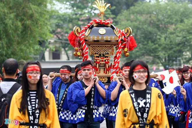 Trước đó, lễ rước kiệu của đội kiệu truyền thống Nhật Bản diễn ra từ sáng sớm mở màn ngày hội. Ảnh: Chí Toàn. Võ sĩ sumo đấu vật giữa Hoàng thành Thăng Long